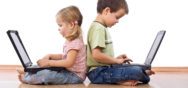 Crianças aprendem desde cedo a operar computadores e celulares